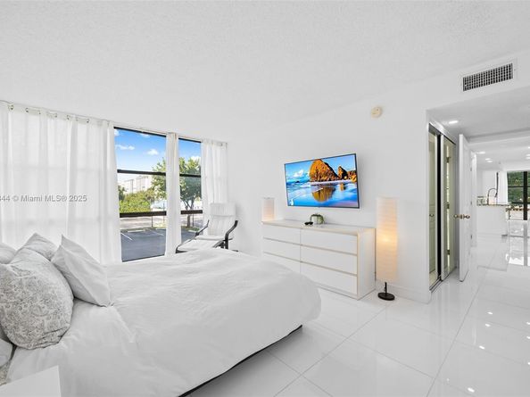 800 Parkview Dr 221, Hallandale Beach FL 33009