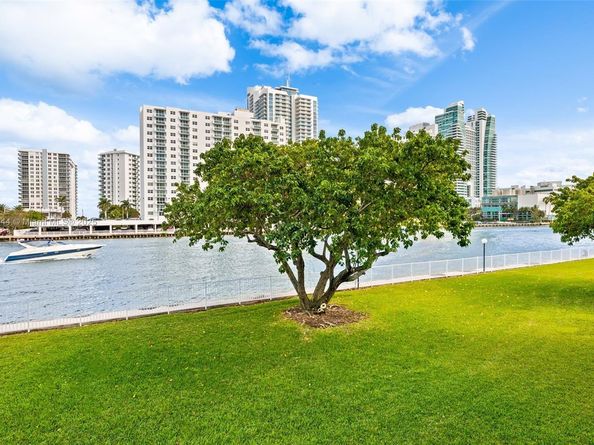 800 Parkview Dr 221, Hallandale Beach FL 33009