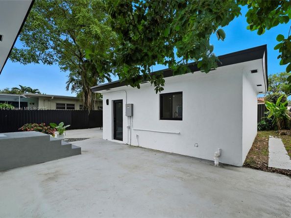 1720 SW 12th St, Miami FL 33135