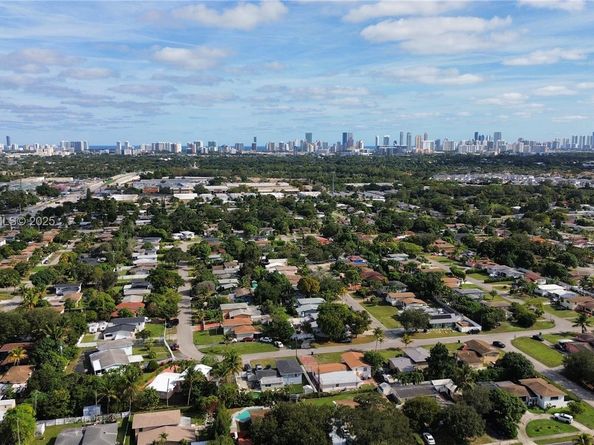 1140 NE 204th St, Miami FL 33179
