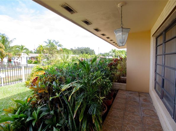 1140 NE 204th St, Miami FL 33179