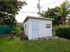 1140 NE 204th St, Miami FL 33179