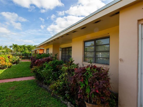 1140 NE 204th St, Miami FL 33179