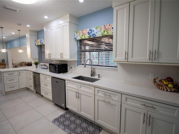 1140 NE 204th St, Miami FL 33179