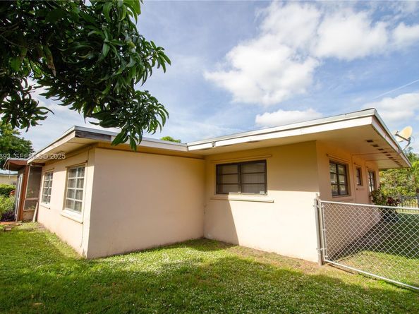 1140 NE 204th St, Miami FL 33179