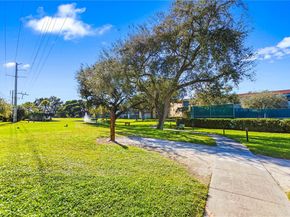 271 S Hollybrook Dr 51106, Pembroke Pines FL 33025