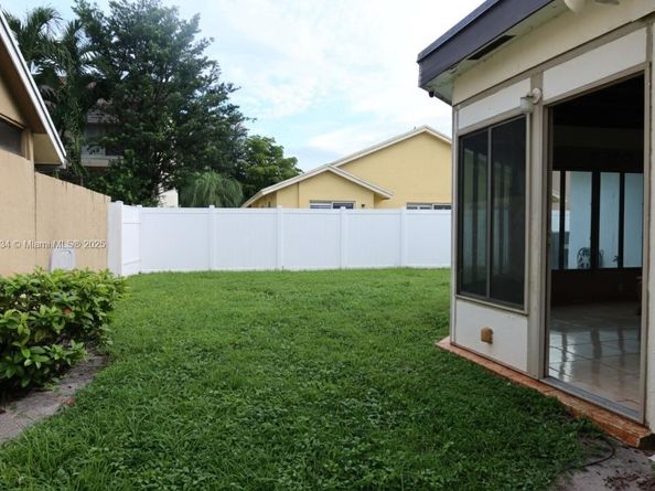 9740 SW 13th St, Pembroke Pines FL 33025