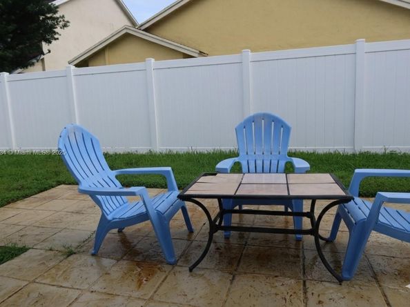 9740 SW 13th St, Pembroke Pines FL 33025