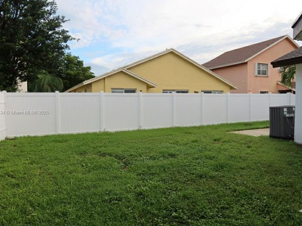 9740 SW 13th St, Pembroke Pines FL 33025