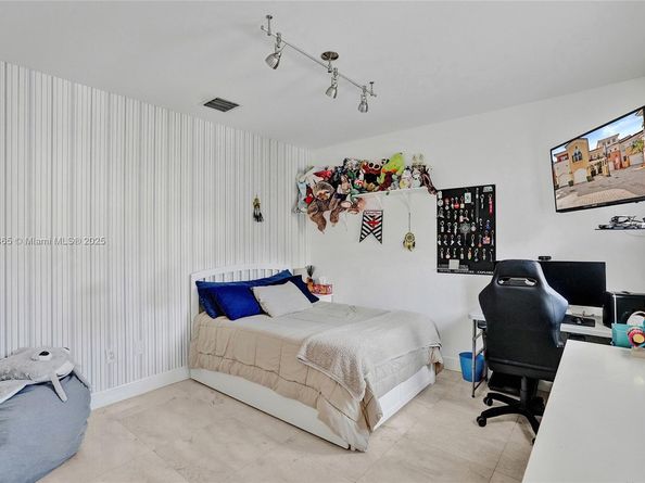 18450 NE 30th Pl, Aventura FL 33160