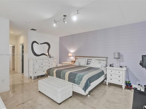 18450 NE 30th Pl, Aventura FL 33160