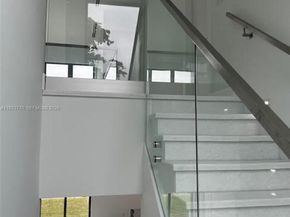 2 Hough Dr, Miami Springs FL 33166