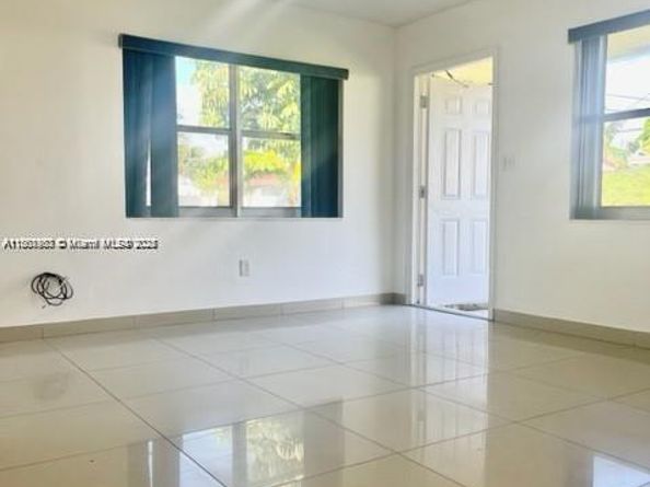 310 SW 10th Ter, Hallandale Beach FL 33009