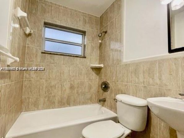 310 SW 10th Ter, Hallandale Beach FL 33009
