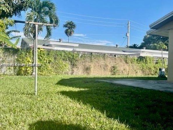 310 SW 10th Ter, Hallandale Beach FL 33009
