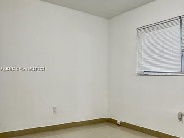 310 SW 10th Ter, Hallandale Beach FL 33009