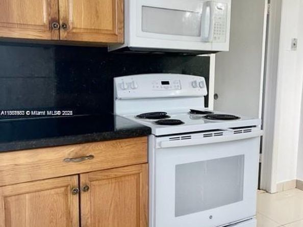 310 SW 10th Ter, Hallandale Beach FL 33009