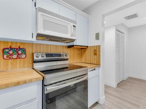 1021 Mockingbird Ln 310, Plantation FL 33324