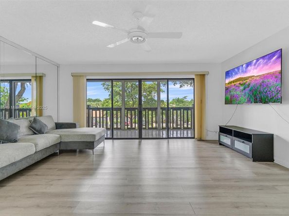 1021 Mockingbird Ln 310, Plantation FL 33324
