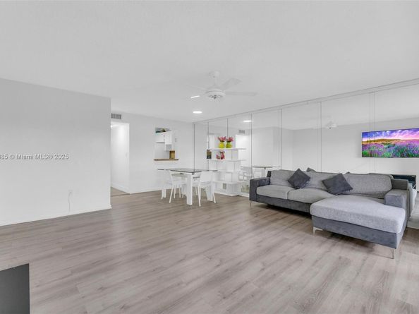 1021 Mockingbird Ln 310, Plantation FL 33324