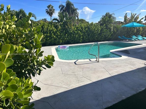 6900 SW 3rd St, Pembroke Pines FL 33023