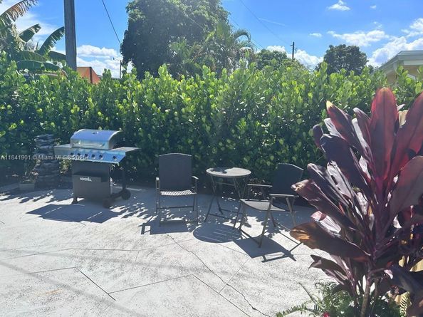 6900 SW 3rd St, Pembroke Pines FL 33023