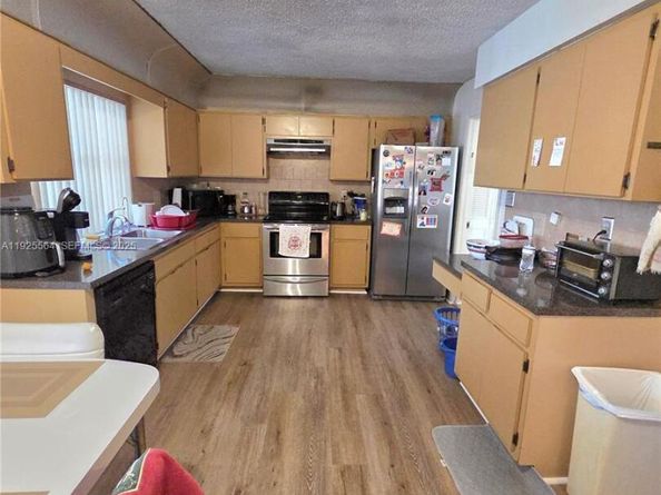 1327 NW 87th Ter, Coral Springs FL 33071