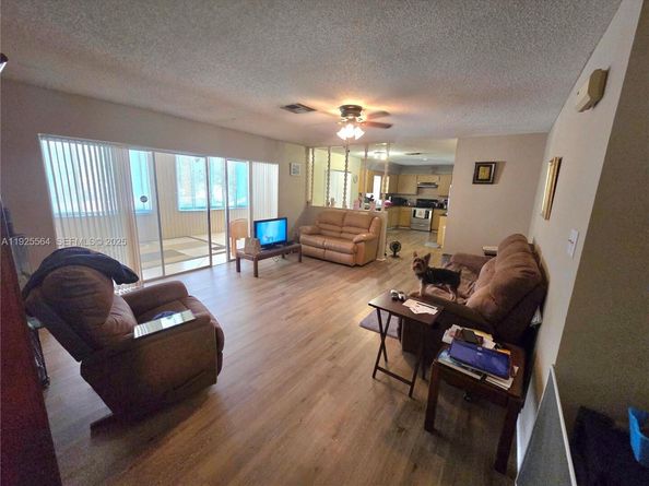 1327 NW 87th Ter, Coral Springs FL 33071