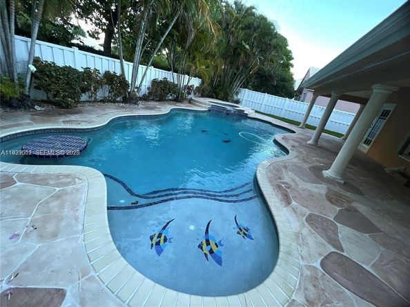 1552 NW 135th Ave, Pembroke Pines FL 33028