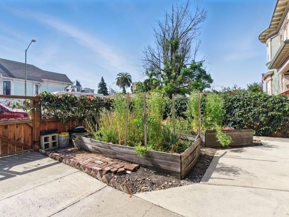 1915 West Street, Oakland CA 94612