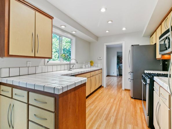 878 Hillcrest Drive, Redwood City CA 94062