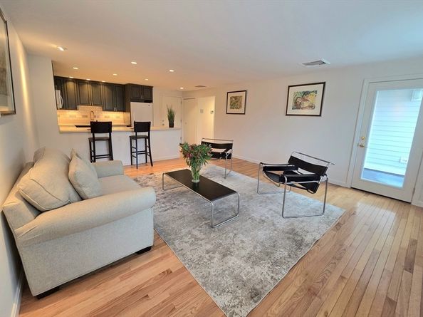 212 Humphrey St 202, Marblehead MA 01945