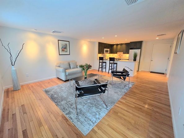 212 Humphrey St 202, Marblehead MA 01945