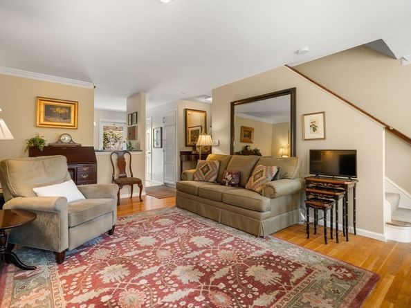 99 Anderer Ln 8, Boston MA 02132