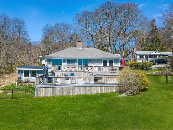 3 Woodlawn Ave, Mattapoisett MA 02739