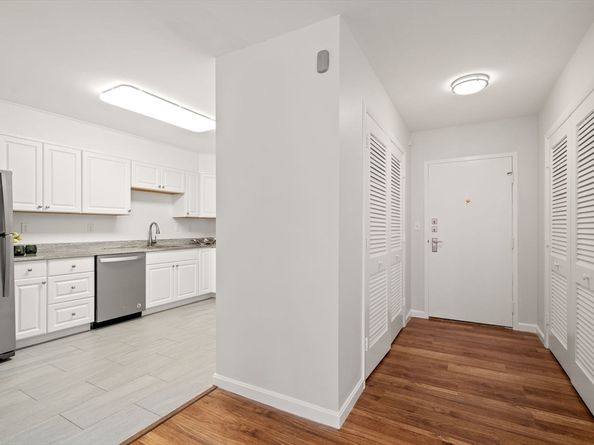 20 Hammond Pond 302, Newton MA 02459