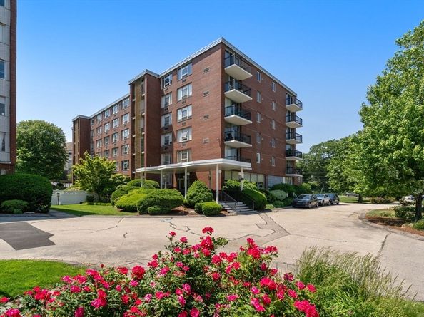 20 Hammond Pond 302, Newton MA 02459