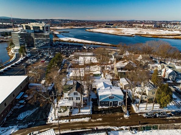13 Ash St, Quincy MA 02171