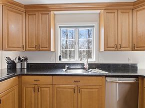 28 Lancelot Ct, Norwood MA 02062