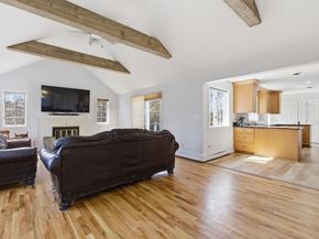 28 Lancelot Ct, Norwood MA 02062