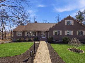 28 Lancelot Ct, Norwood MA 02062