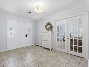 28 Lancelot Ct, Norwood MA 02062