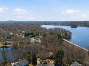 28 Lancelot Ct, Norwood MA 02062