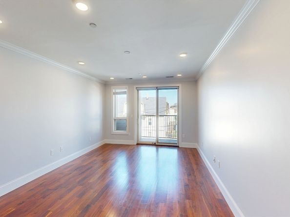 87 Medford St 215, Medford MA 02155