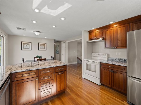 126 Hanscom Ave, Reading MA 01867