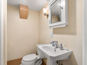 31 Mugford St, Marblehead MA 01945