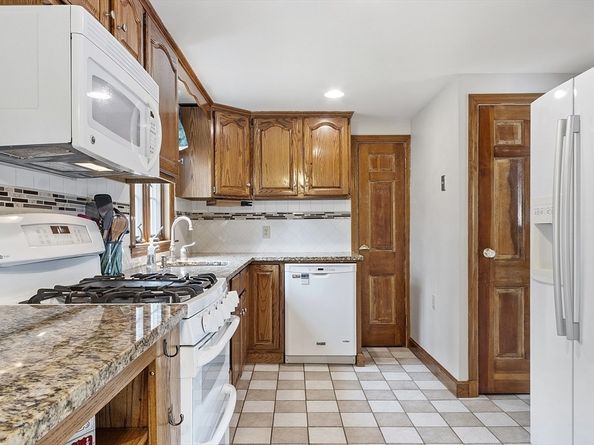 153 Tahattawan Rd, Littleton MA 01460