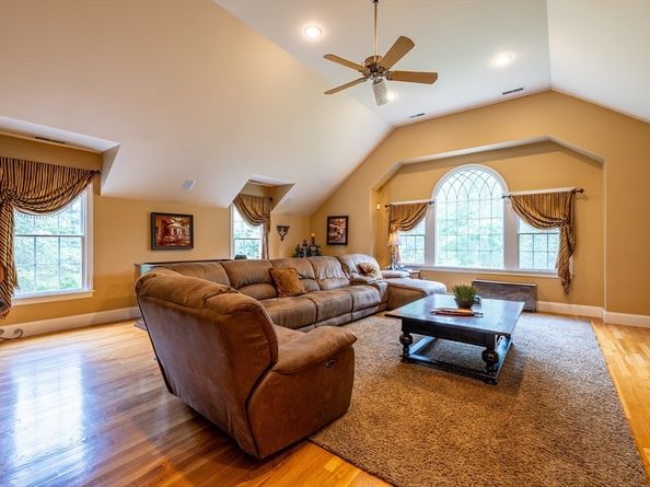 29 Hoveys Pond Dr, Boxford MA 01921