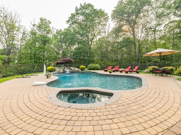 29 Hoveys Pond Dr, Boxford MA 01921