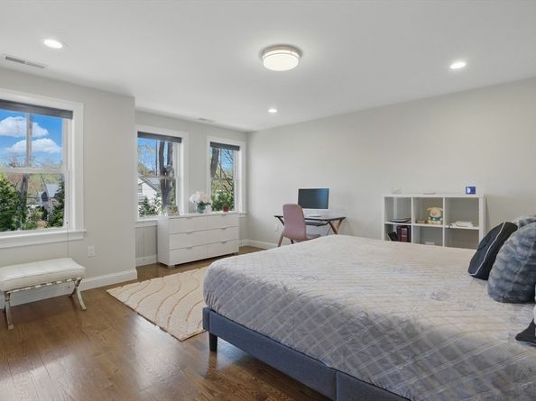 186 Concord Rd, Bedford MA 01730